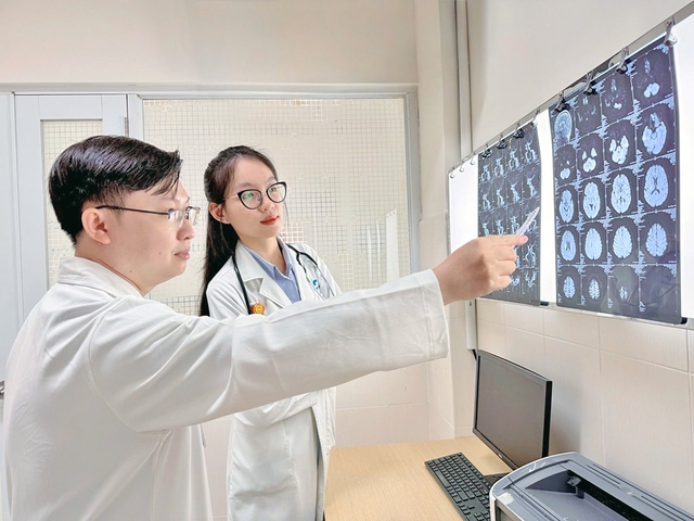 Khi từng giây quyết định sự sống còn trong cấp cứu đột quỵ- Ảnh 2. Khi từng giây quyết định sự sống còn trong cấp cứu đột quỵ- Ảnh 2.