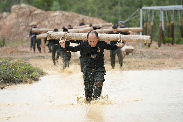 Tiến Luật nói gì khi bị đánh vỏ chai vào đầu trong show thực tế?  - Ảnh 2.