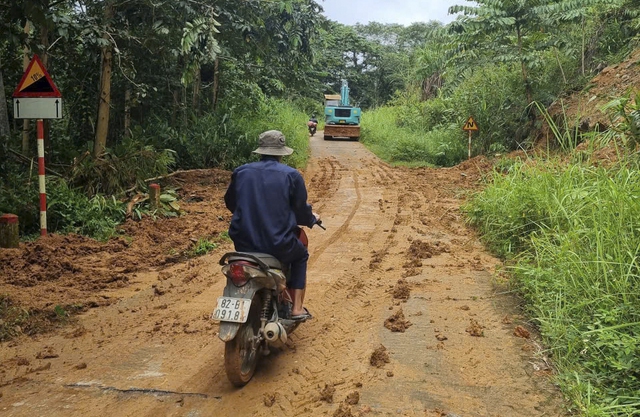 Khắc phục sạt lở trên Tỉnh lộ 674, giao thông đã tạm thông tuyến- Ảnh 2.