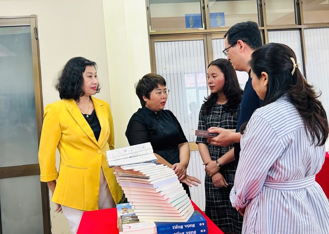 'Lan tỏa yêu thương' cùng tủ sách do Chibooks cùng Tổng lãnh sự quán Trung Quốc trao tặng - Ảnh 1.