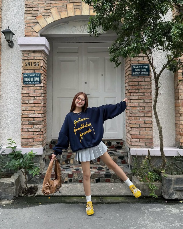 Phong cách năng động ngày se lạnh với áo sweater- Ảnh 3. Phong cách năng động ngày se lạnh với áo sweater- Ảnh 3.