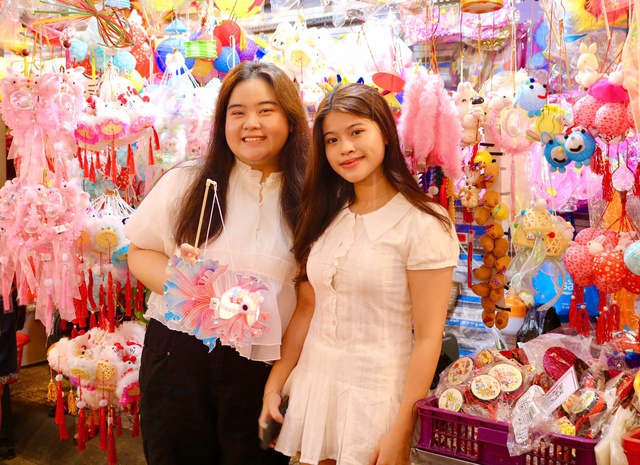 

Phương Linh (trái) đến phố lồng đèn dạo chơi, mua lồng đèn và chụp ảnh  