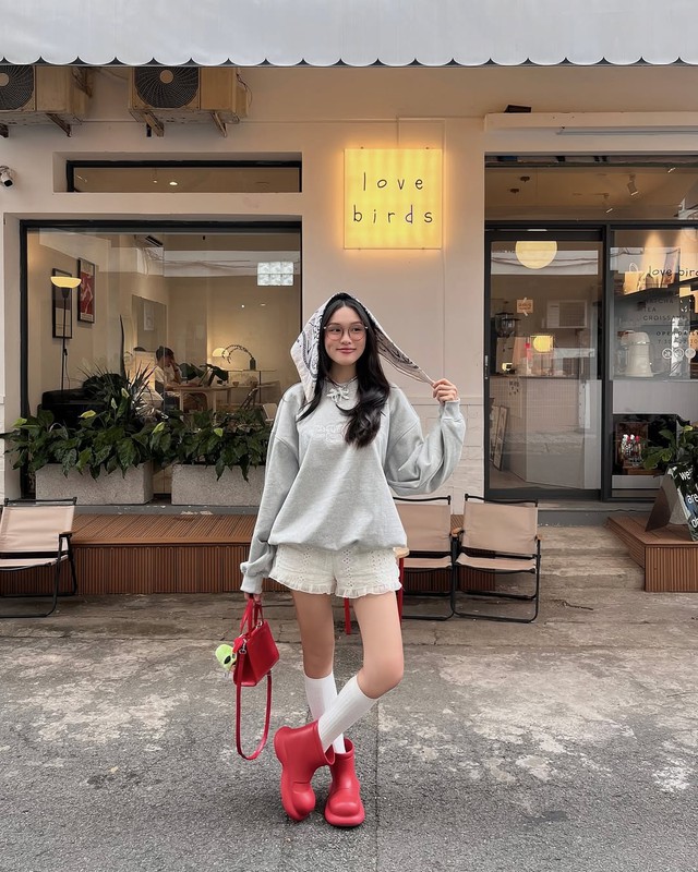 Phong cách năng động ngày se lạnh với áo sweater- Ảnh 4. Phong cách năng động ngày se lạnh với áo sweater- Ảnh 4.