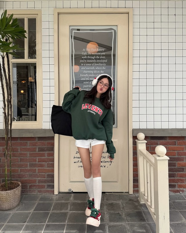Phong cách năng động ngày se lạnh với áo sweater- Ảnh 5. Phong cách năng động ngày se lạnh với áo sweater- Ảnh 5.
