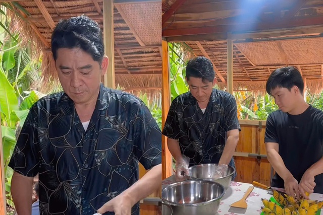 

Huỳnh Anh Tuấn cùng cộng sự thực hiện món bánh chuối hấp  