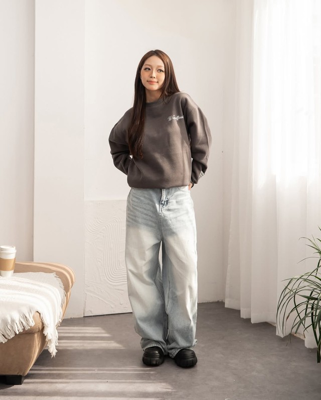Phong cách năng động ngày se lạnh với áo sweater- Ảnh 7. Phong cách năng động ngày se lạnh với áo sweater- Ảnh 7.