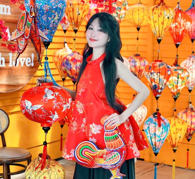 

Các quán cà phê trang trí lồng đèn rực rỡ cũng là địa điểm được các bạn trẻ yêu thích  