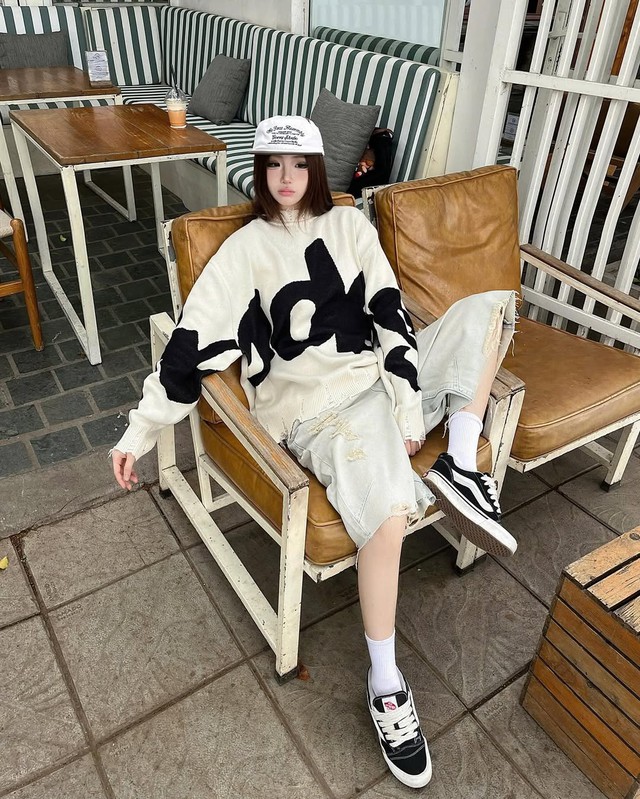 Phong cách năng động ngày se lạnh với áo sweater- Ảnh 8. Phong cách năng động ngày se lạnh với áo sweater- Ảnh 8.