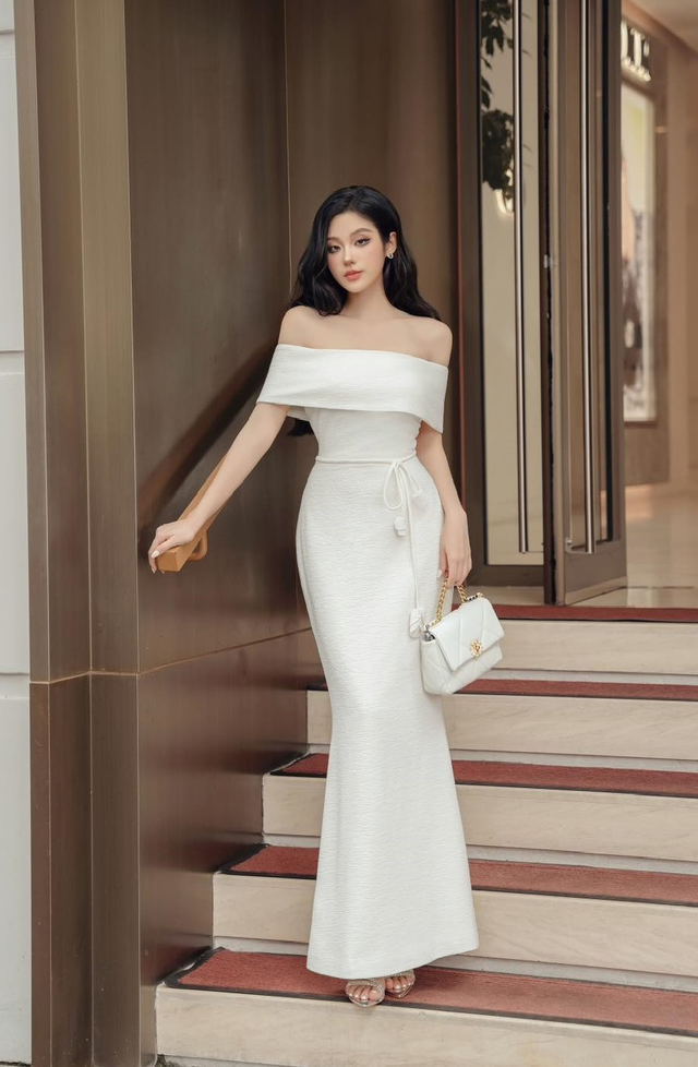 Tôn nét đẹp tinh khôi, chinh phục ánh nhìn với những chiếc váy trắng- Ảnh 8. Tôn nét đẹp tinh khôi, chinh phục ánh nhìn với những chiếc váy trắng- Ảnh 8.