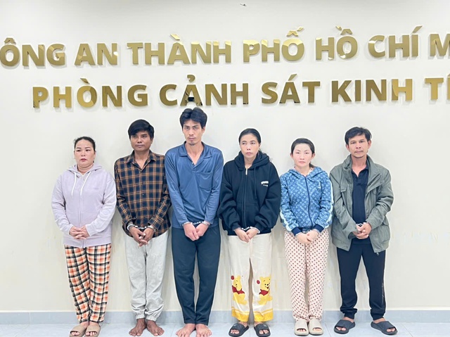 Công an TP.HCM triệt phá đường dây hàng giả là nước giặt, nước xả- Ảnh 2. Công an TP.HCM triệt phá đường dây hàng giả là nước giặt, nước xả- Ảnh 2.