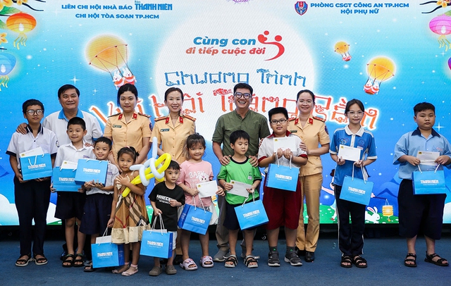 Vui Hội trăng rằm v&agrave; nụ cười trẻ em tại t&ograve;a soạn Thanh Ni&ecirc;n - Ảnh 7.