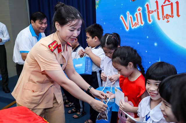 Vui Hội trăng rằm v&agrave; nụ cười trẻ em tại t&ograve;a soạn Thanh Ni&ecirc;n - Ảnh 5.