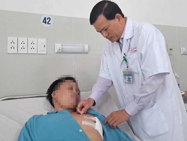 - Ảnh 1. Hiếm gặp: Cắt khối u vỏ bao thần kinh bằng nội soi lồng ngực - Ảnh 1.