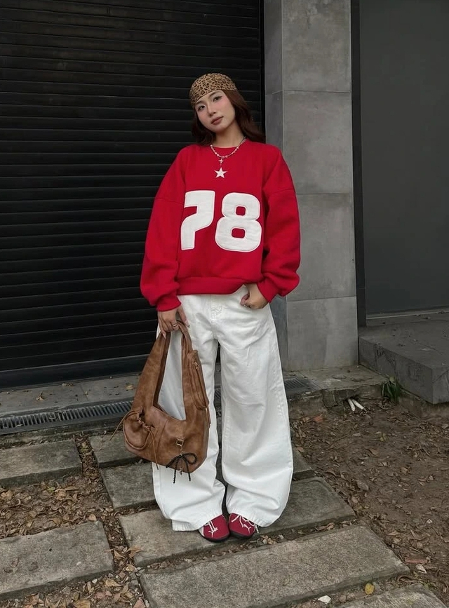 Phong cách năng động ngày se lạnh với áo sweater- Ảnh 6. Phong cách năng động ngày se lạnh với áo sweater- Ảnh 6.