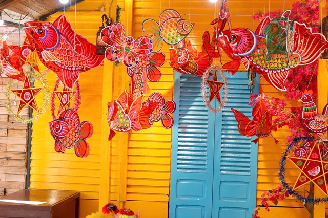 

Những chiếc lồng đèn cá chép, ông sao được trang trí tại quán cà phê  