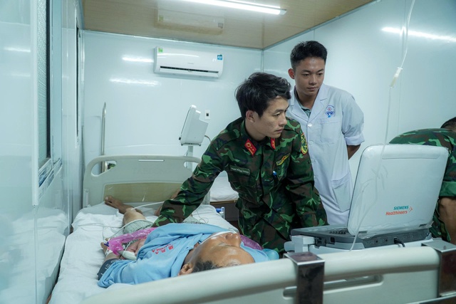Trực thăng vượt bão xuyên đêm đưa bệnh nhân từ Trường Sa về TP.HCM cấp cứu- Ảnh 2.