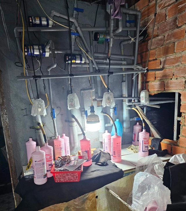 Công an TP.HCM triệt phá đường dây hàng giả là nước giặt, nước xả- Ảnh 3. Công an TP.HCM triệt phá đường dây hàng giả là nước giặt, nước xả- Ảnh 3.