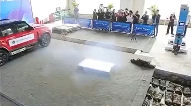 Ô tô điện có khả năng phóng pin 'tự cứu mình', giải pháp gây tranh cãi - Ảnh 1.