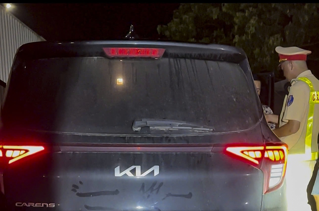 Quảng Ngãi: CSGT ngăn chặn nhiều vụ chở người nước ngoài nhập cảnh trái phép- Ảnh 2.