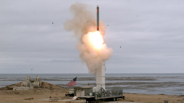 Rộ tin Ukraine muốn tên lửa Tomahawk, Tổng thống Trump đang cân nhắc - Ảnh 2.