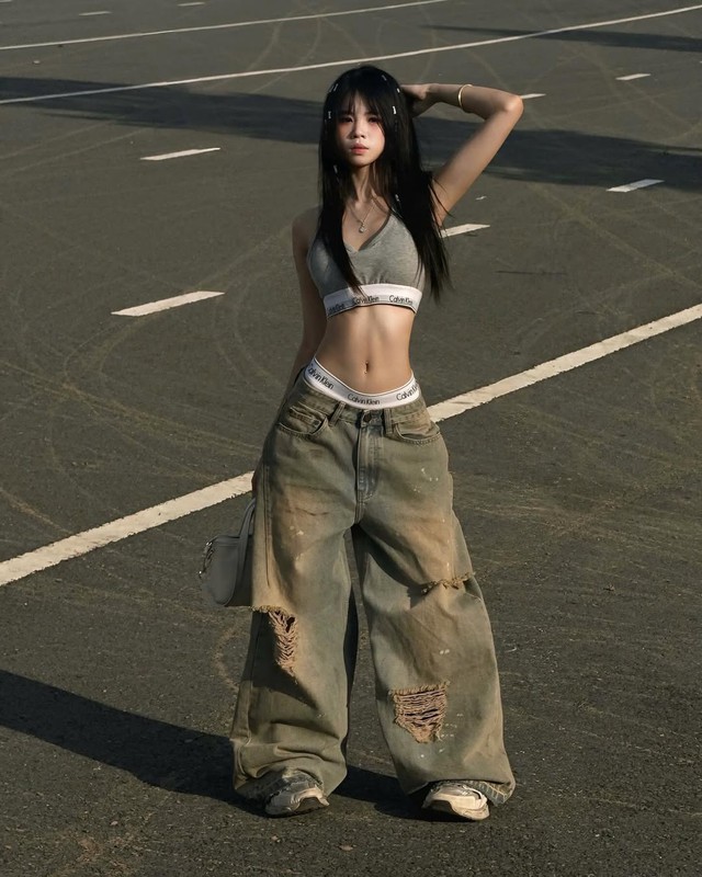 Áo bra thể thao chinh phục phong cách thường nhật- Ảnh 2.