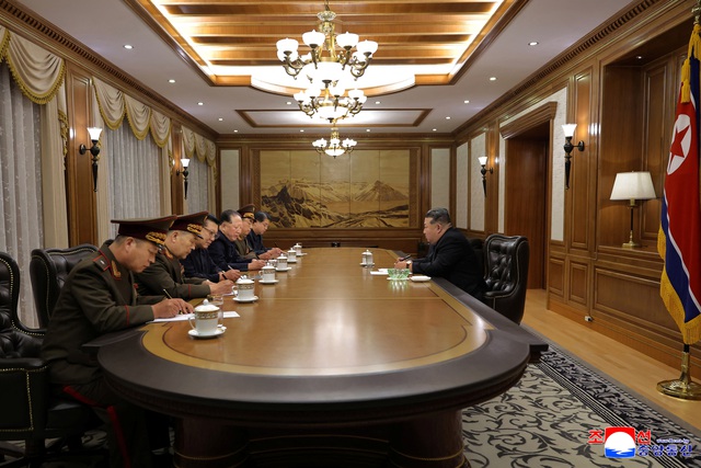 Ông Kim Jong-un chỉ đạo trui …