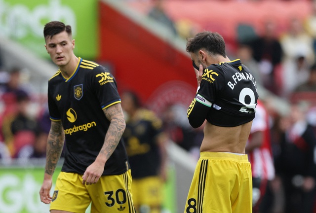 Hàng thủ thủng lưới 3 bàn choáng váng, Bruno đá hỏng phạt đền: M.U lại thua ‘sốc’- Ảnh 4. Hàng thủ thủng lưới 3 bàn choáng váng, Bruno đá hỏng phạt đền: M.U lại thua ‘sốc’- Ảnh 4.