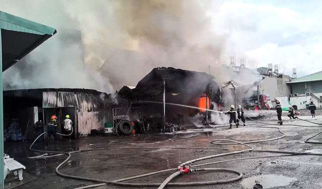 Cháy lớn tại bãi xe ở TP.HCM, ô tô khách cháy trơ khung- Ảnh 2. Cháy lớn tại bãi xe ở TP.HCM, ô tô khách cháy trơ khung- Ảnh 2.