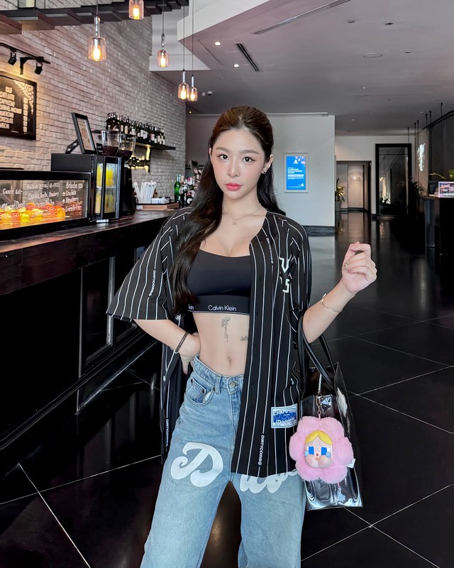 Áo bra thể thao chinh phục phong cách thường nhật- Ảnh 4.