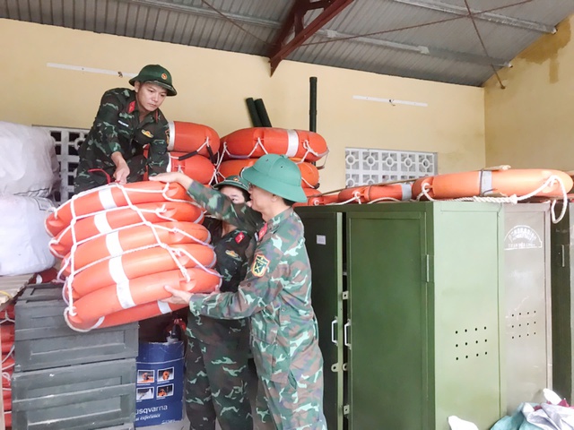 Quân đội gặt lúa, kêu gọi tàu vào neo đậu, ứng trực 100% trước bão số 10 - Ảnh 5.