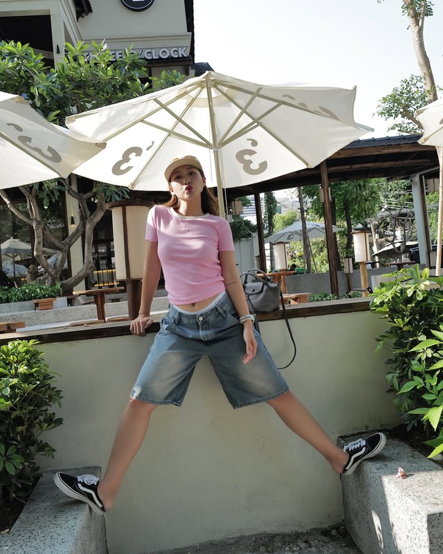 Áo cổ tròn là mảnh ghép nâng tầm phong cách tối giản- Ảnh 8. Áo cổ tròn là mảnh ghép nâng tầm phong cách tối giản- Ảnh 8.