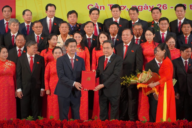 Chủ tịch Quốc hội Trần Thanh Mẫn trao quyết định của Bộ Chính trị cho ông Lê Quang Tùng sau khi giữ chức Bí thư Thành ủy Cần Thơ nhiệm kỳ 2025-2030. ẢNH: CTV Chủ tịch Quốc hội Trần Thanh Mẫn trao quyết định của Bộ Chính trị cho ông Lê Quang Tùng sau khi giữ chức Bí thư Thành ủy Cần Thơ nhiệm kỳ 2025-2030. ẢNH: CTV