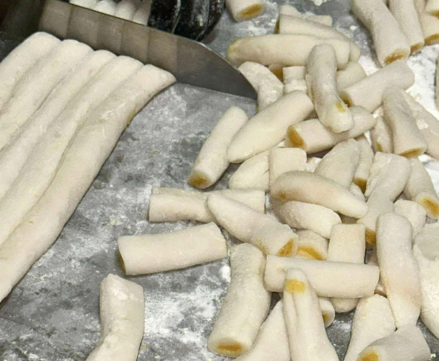 Bánh trung thu độc lạ và sáng tạo thu hút giới trẻ mùa trăng rằm - Ảnh 5. Bánh trung thu độc lạ và sáng tạo thu hút giới trẻ mùa trăng rằm - Ảnh 5.