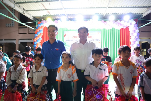 Anh Nguyễn Tường Lâm tham gia chuỗi hoạt động tại vùng biên giới An Giang - Ảnh 4.