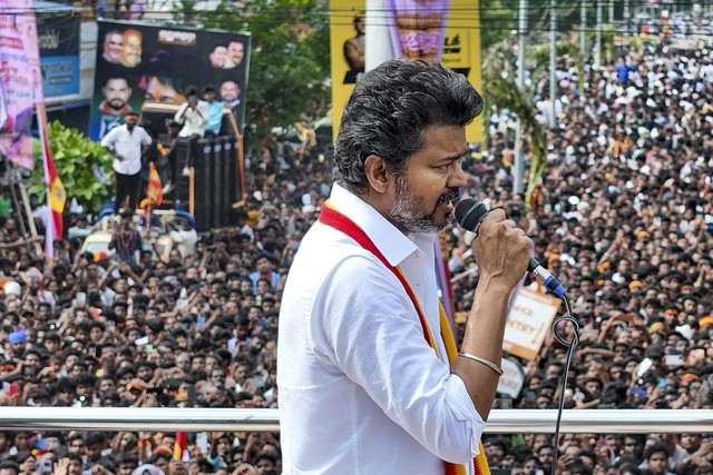 Giẫm đạp chết h&agrave;ng chục người tại buổi vận động ch&iacute;nh trị của nam diễn vi&ecirc;n Ấn Độ- Ảnh 2.