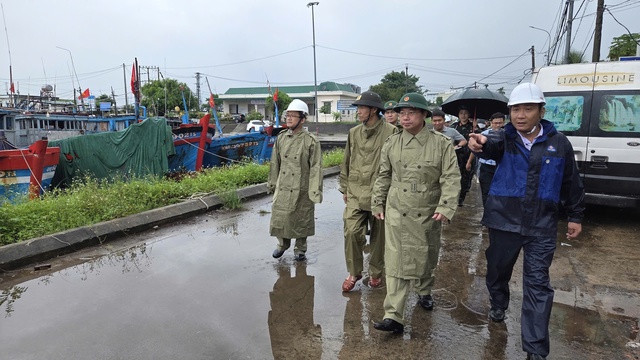 Quảng Ngãi: Ngư dân hối hả vào bờ bán cá trước khi bão số 10 đổ bộ - Ảnh 4.