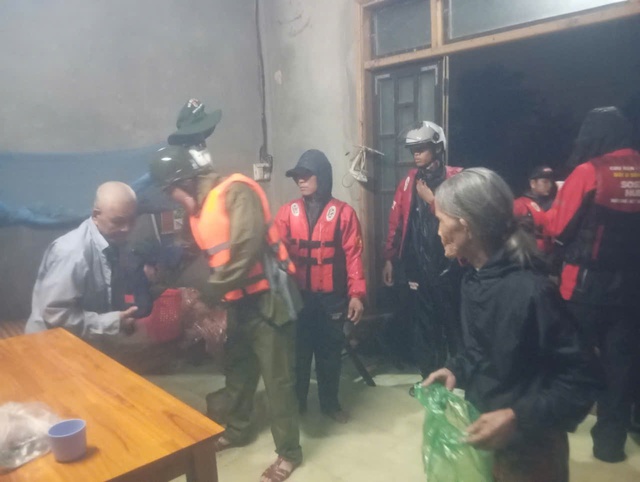 Nhiều khách sạn Huế mở cửa miễn phí cho người dân trú tránh bão số 10 - Ảnh 2.