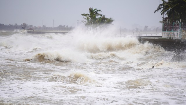 Thời gian bão số 10 trên đất liền kéo dài từ 6 - 8 giờ đồng hồ - Ảnh 2.