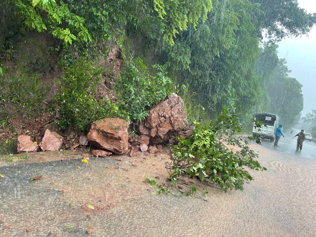 Quảng Trị: Bão chưa vào, nhiều nhà đã tốc mái, đê biển sụt lún, miền núi sạt lở- Ảnh 2. Quảng Trị: Bão chưa vào, nhiều nhà đã tốc mái, đê biển sụt lún, miền núi sạt lở- Ảnh 2.