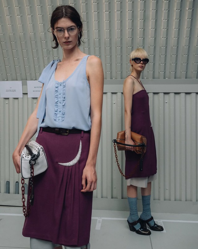 Từ da lộn đến vải nhăn cùng sắc hồng, cuộc 'nổi loạn' của thời trang - Ảnh 2.