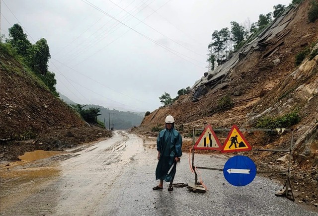 Bão số 10: Sạt trượt nghiêm trọng trên tuyến QL14E, nhiều khu vực ngập lụt- Ảnh 2. Bão số 10: Sạt trượt nghiêm trọng trên tuyến QL14E, nhiều khu vực ngập lụt- Ảnh 2.