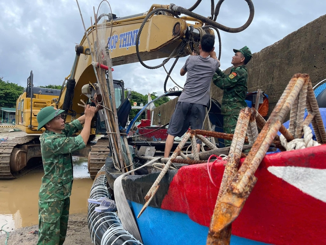 Biển Nhật Lệ dậy sóng, mưa lũ uy hiếp trước bão số 10- Ảnh 5. Biển Nhật Lệ dậy sóng, mưa lũ uy hiếp trước bão số 10- Ảnh 5.