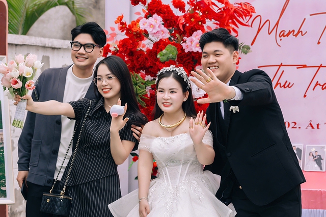 Màn cầu hôn bất ngờ trong đám cưới bạn thân - Ảnh 1.