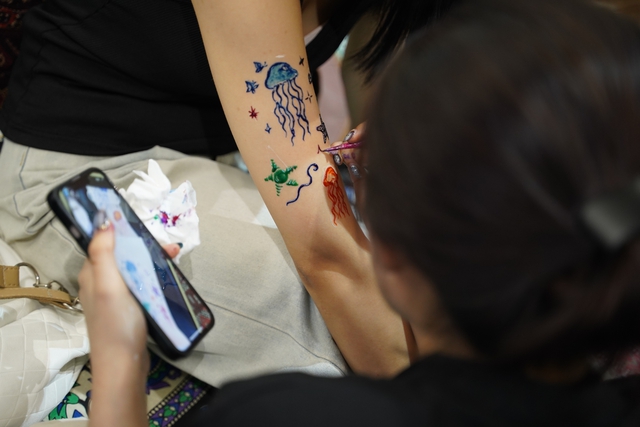 Sinh vi&ecirc;n v&agrave; d&acirc;n văn ph&ograve;ng l&agrave; nh&oacute;m kh&aacute;ch th&iacute;ch vẽ henna  - Ảnh 3.