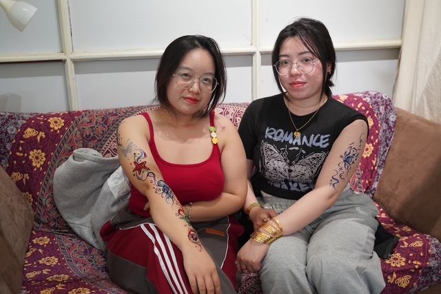 Sinh vi&ecirc;n v&agrave; d&acirc;n văn ph&ograve;ng l&agrave; nh&oacute;m kh&aacute;ch th&iacute;ch vẽ henna  - Ảnh 5.