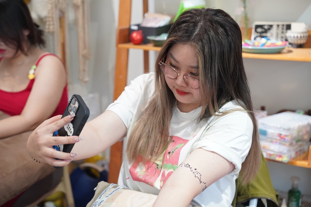 Sinh vi&ecirc;n v&agrave; d&acirc;n văn ph&ograve;ng l&agrave; nh&oacute;m kh&aacute;ch th&iacute;ch vẽ henna  - Ảnh 4.