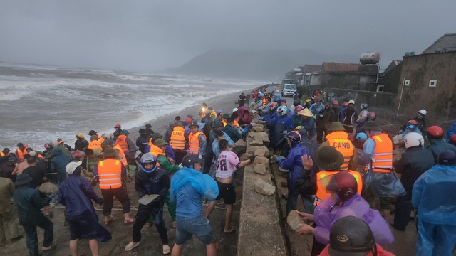 Bão số 10: Đê biển bị sạt lở, hàng trăm người dầm mưa gia cố - Ảnh 3.