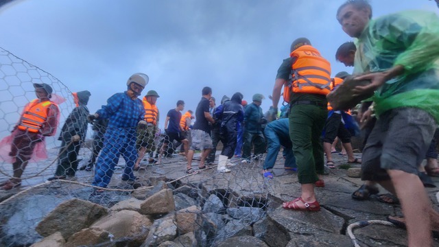 Bão số 10: Đê biển bị sạt lở, hàng trăm người dầm mưa gia cố - Ảnh 2.