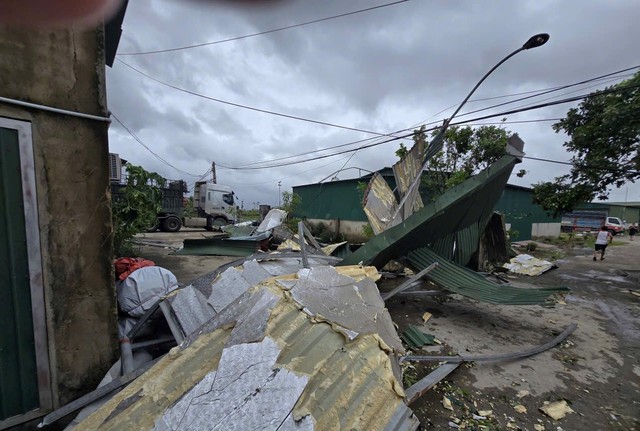 Bão số 10: Đê biển bị sạt lở, hàng trăm người dầm mưa gia cố - Ảnh 5.