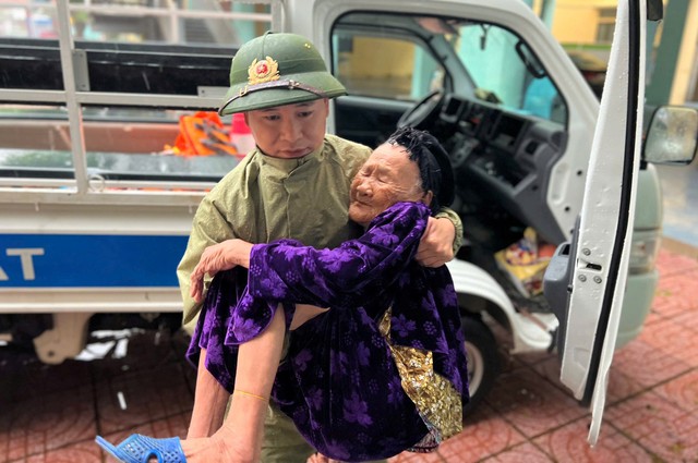 Bão số 10: Đê biển bị sạt lở, hàng trăm người dầm mưa gia cố - Ảnh 7.